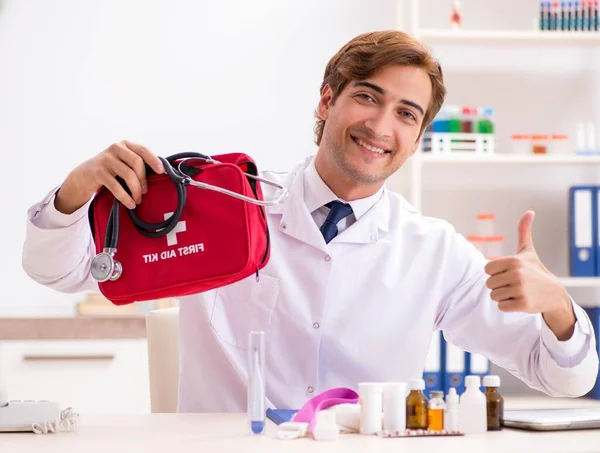 Junger Arzt mit Verbandskasten im Krankenhaus — Stockfoto