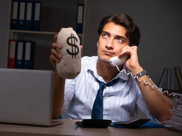 Jovem gerente financeiro trabalhando até tarde da noite no escritório — Fotografia de Stock