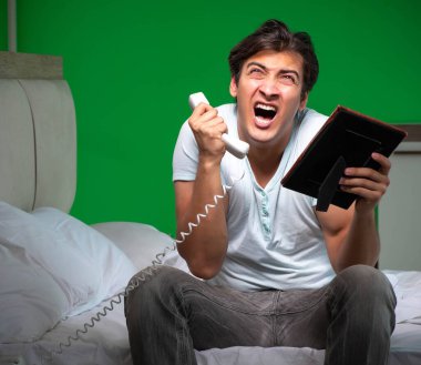 Genç yakışıklı adam yatak odasında karşılıksız aşktan muzdarip.