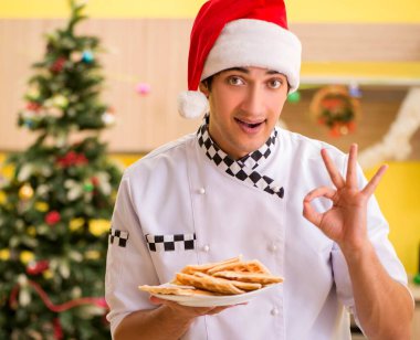 Noel arifesi mutfakta çalışan genç şef koca