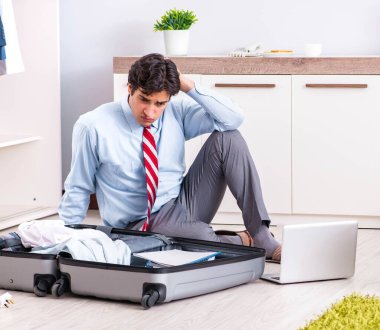 Genç yakışıklı iş adamı yolculuğa hazırlanıyor.
