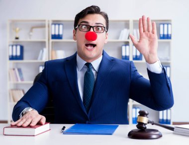 Ofisinde çalışan bir avukat.