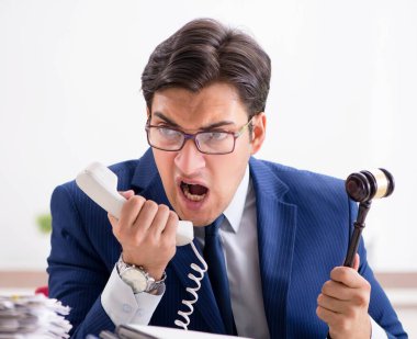 Mahkemede çalışan yakışıklı bir yargıç.