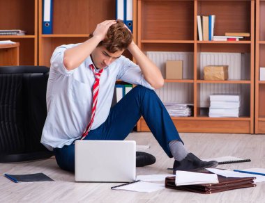 Ofiste oturan mutsuz iş adamı.