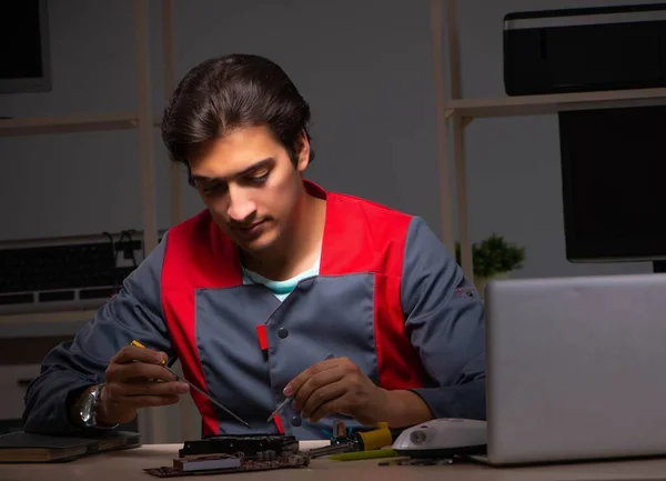Joven reparador guapo reparación de computadoras —  Fotos de Stock