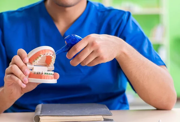 Lekarz dentysta pracujący nad nowym implantem zęba — Zdjęcie stockowe