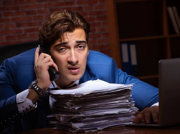 Jonge zakenman die 's nachts op kantoor werkt — Stockfoto