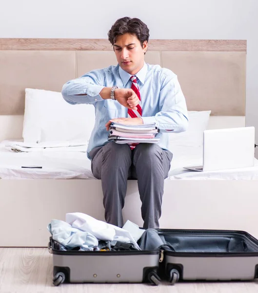 Joven hombre de negocios guapo preparándose para el viaje —  Fotos de Stock