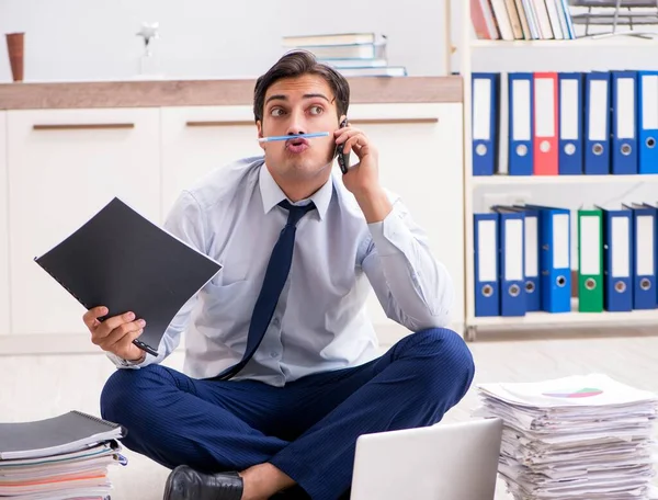 Empleado extremadamente ocupado trabajando en la oficina — Foto de Stock