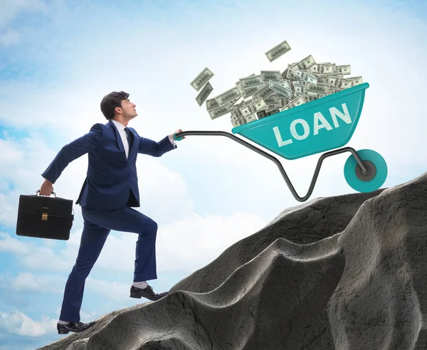 借金の貸付け金の概念の上り坂を押すビジネスマン — ストック写真