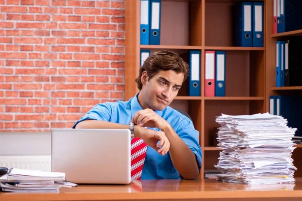 Junge Angestellte mit exzessiver Arbeit im Büro — Stockfoto