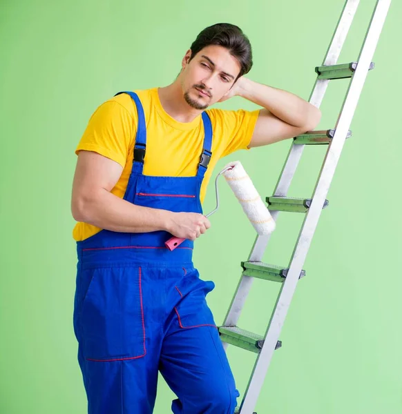 Joven pintor haciendo renovación en casa —  Fotos de Stock