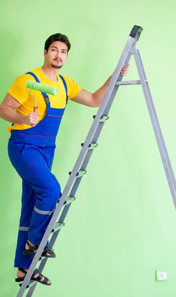 Jovem pintor fazendo renovação em casa — Fotografia de Stock