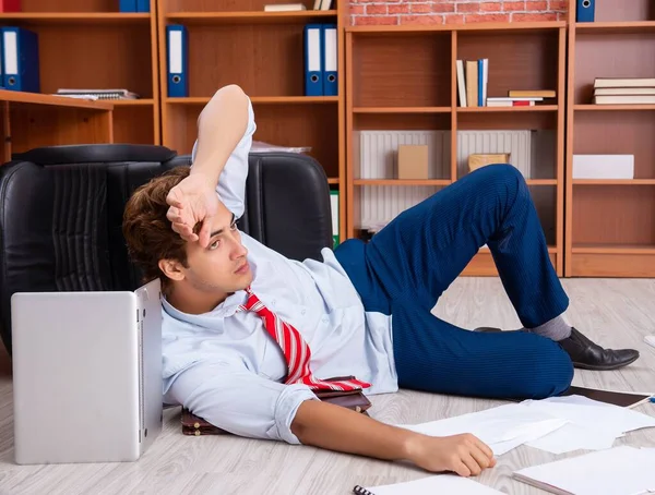 Empresário infeliz sentado no escritório — Fotografia de Stock