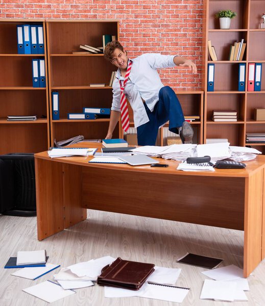 Несчастный бизнесмен сидит в офисе