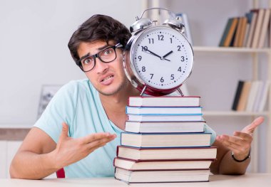 Genç yakışıklı öğrenci okul sınavlarına hazırlanıyor.