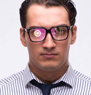 İnsan gözüne yerleştirilmiş sensör konsepti