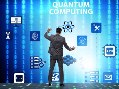 İş adamı kuantum hesaplama kavramında sanal düğmeye basıyor