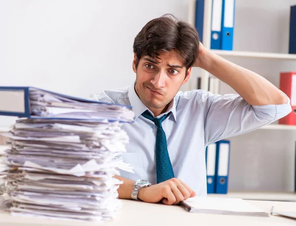 Impiegato sovraccaricato con troppo lavoro e scartoffie — Foto Stock