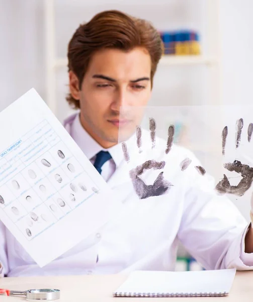 Forensisch expert die vingerafdrukken onderzoekt in het lab — Stockfoto