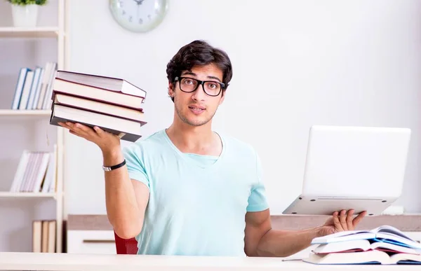 Junge hübsche Studentin bereitet sich auf Schulprüfungen vor — Stockfoto