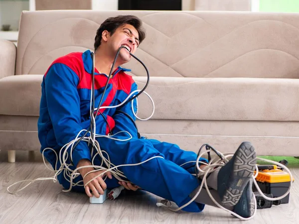 Contratante eletricista com cabos emaranhados — Fotografia de Stock