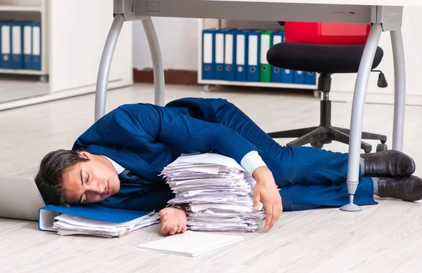 Κουρασμένος εξουθενωμένος επιχειρηματίας που εργάζεται υπερωρίες — Φωτογραφία Αρχείου