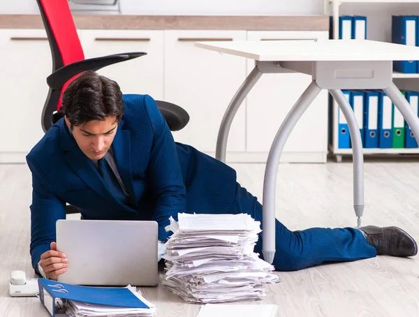 Unavený vyčerpaný podnikatel pracující přesčas v kanceláři — Stock fotografie