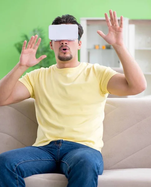 Jongeman met virtual reality bril — Stockfoto