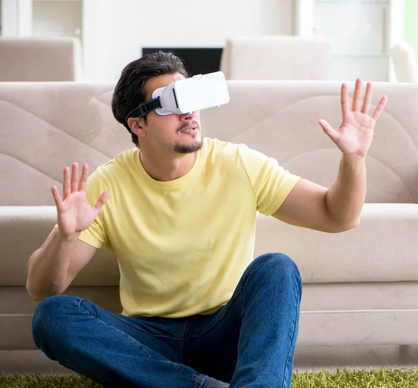 Νεαρός με γυαλιά εικονικής πραγματικότητας — Φωτογραφία Αρχείου