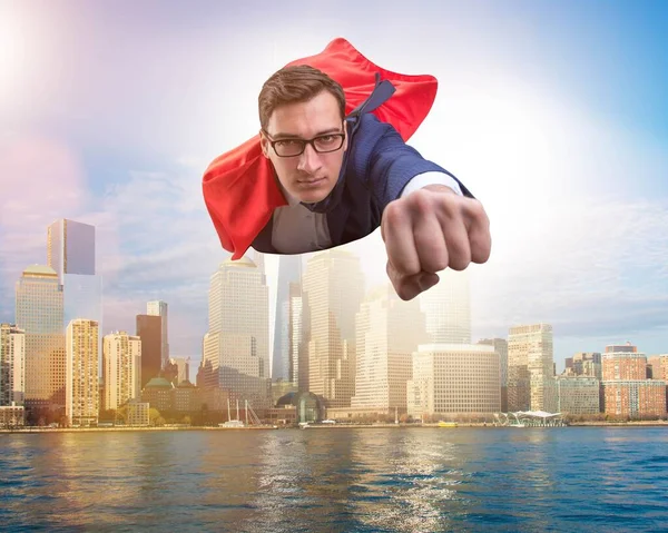 Superhéroe hombre de negocios volando sobre la ciudad — Foto de Stock