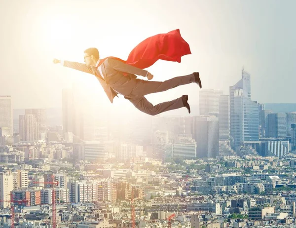 Superhelden-Geschäftsmann fliegt über die Stadt — Stockfoto
