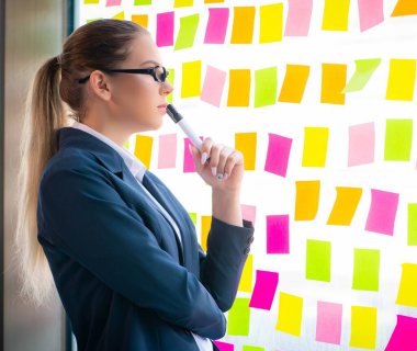 Çelişkili öncelikleri olan güzel bayan çalışan.