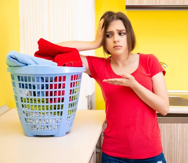 Evde çamaşır yıkayan bir kadın. — Stok fotoğraf