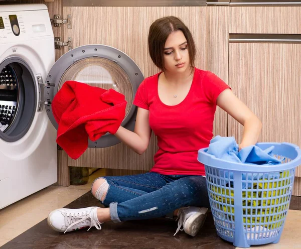 Mulher lavando roupa em casa — Fotografia de Stock