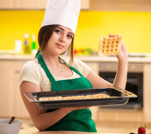 Jonge kokkin in de keuken — Stockfoto