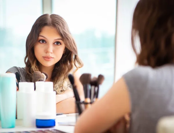 Mujer joven en el salón de belleza — Foto de Stock