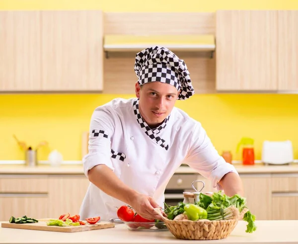 요리사가 주방에서 샐러드를 준비하는 모습 — 스톡 사진
