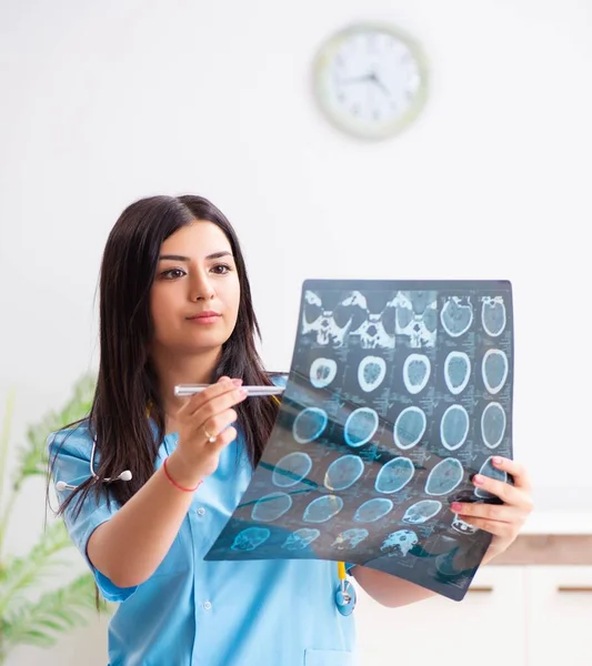 Klinikte çalışan güzel bir bayan doktor. — Stok fotoğraf