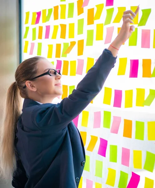 Schöne Mitarbeiterin mit vielen widersprüchlichen Prioritäten — Stockfoto