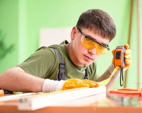 Junger Tischler arbeitet in Werkstatt — Stockfoto