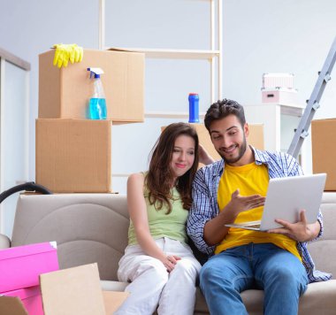Genç bir aile eve taşınmayı tartışıyor.