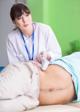 Genç adam ultrason prosedürü için radyolojisti ziyaret ediyor.