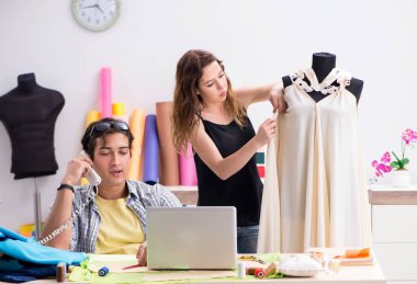 Atölyesinde çalışan genç terzi.