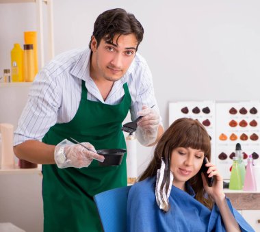 Genç bayan genç ve yakışıklı berberi ziyaret ediyor.