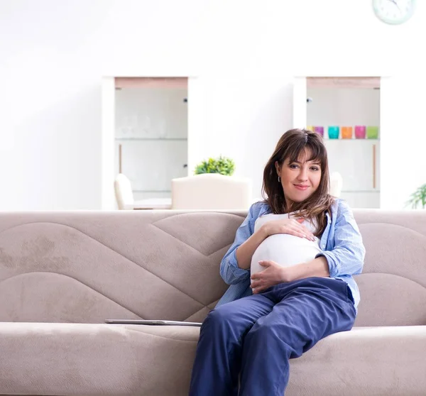 Pregnant woman relaxing on the sofa — Stock Photo, Image