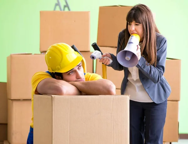 Woman boss and man contractor working with boxes delivery — Stock Photo, Image