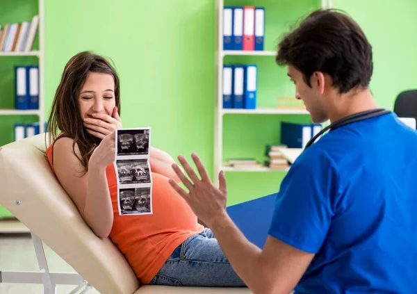 Donna incinta visita ginecologo maschile presso la clinica — Foto Stock