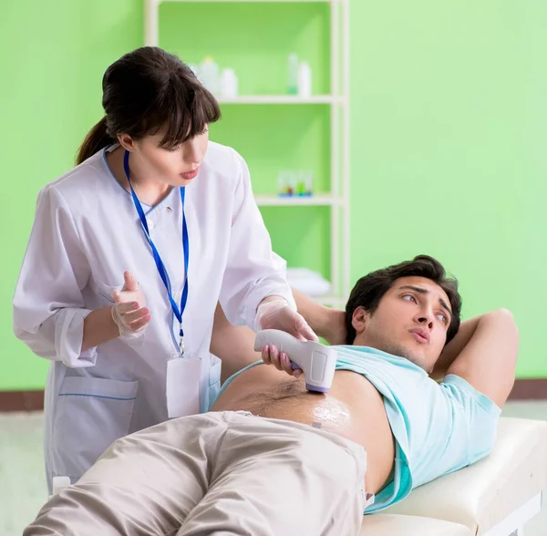 Hombre joven visitando radiólogo para procedimiento de ultrasonido —  Fotos de Stock