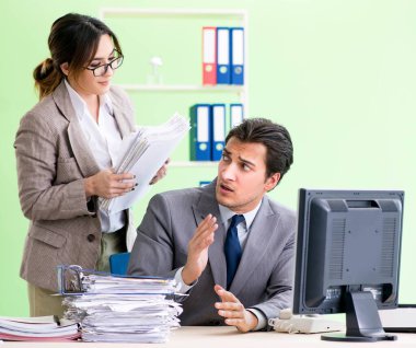 Erkek çalışan aşırı çalışmadan muzdarip.